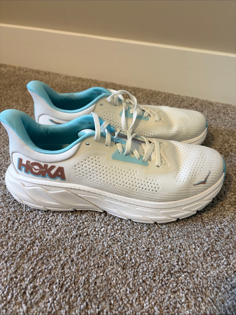 ARAHI 7 Hoka White Sneakers with Teal Accents